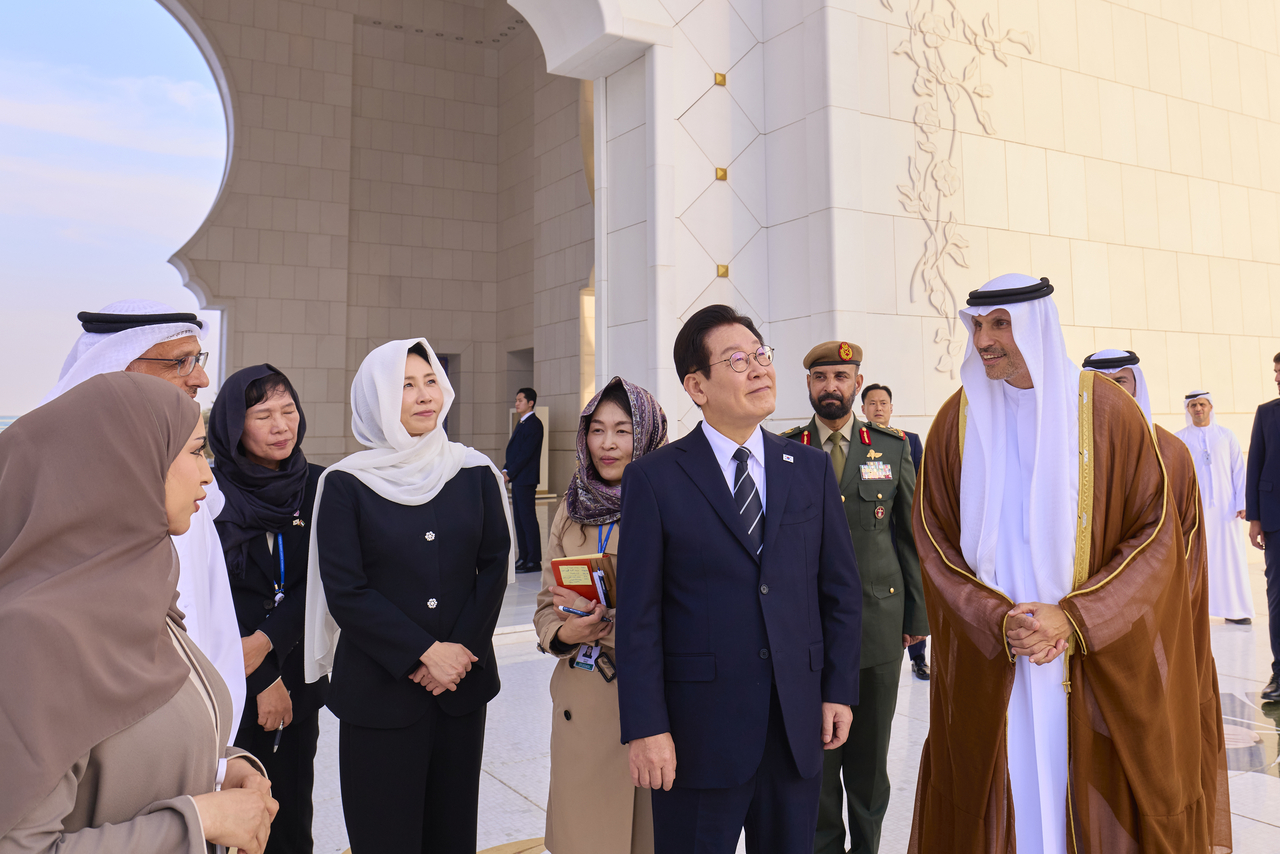 President Lee Jae Myung (2nd from R) and first lady Kim Hea Kyung (3rd from R) visit the Sheikh Zayed Grand Mosque in Abu Dhabi on Monday. (Yonhap)