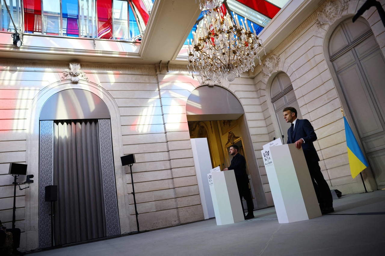 France's President Emmanuel Macron (right) and Ukraine's President Volodymyr Zelenskyy attend a joint press conference at the Elysee presidential Palace in Paris on Monday. (AFP-Yonhap)