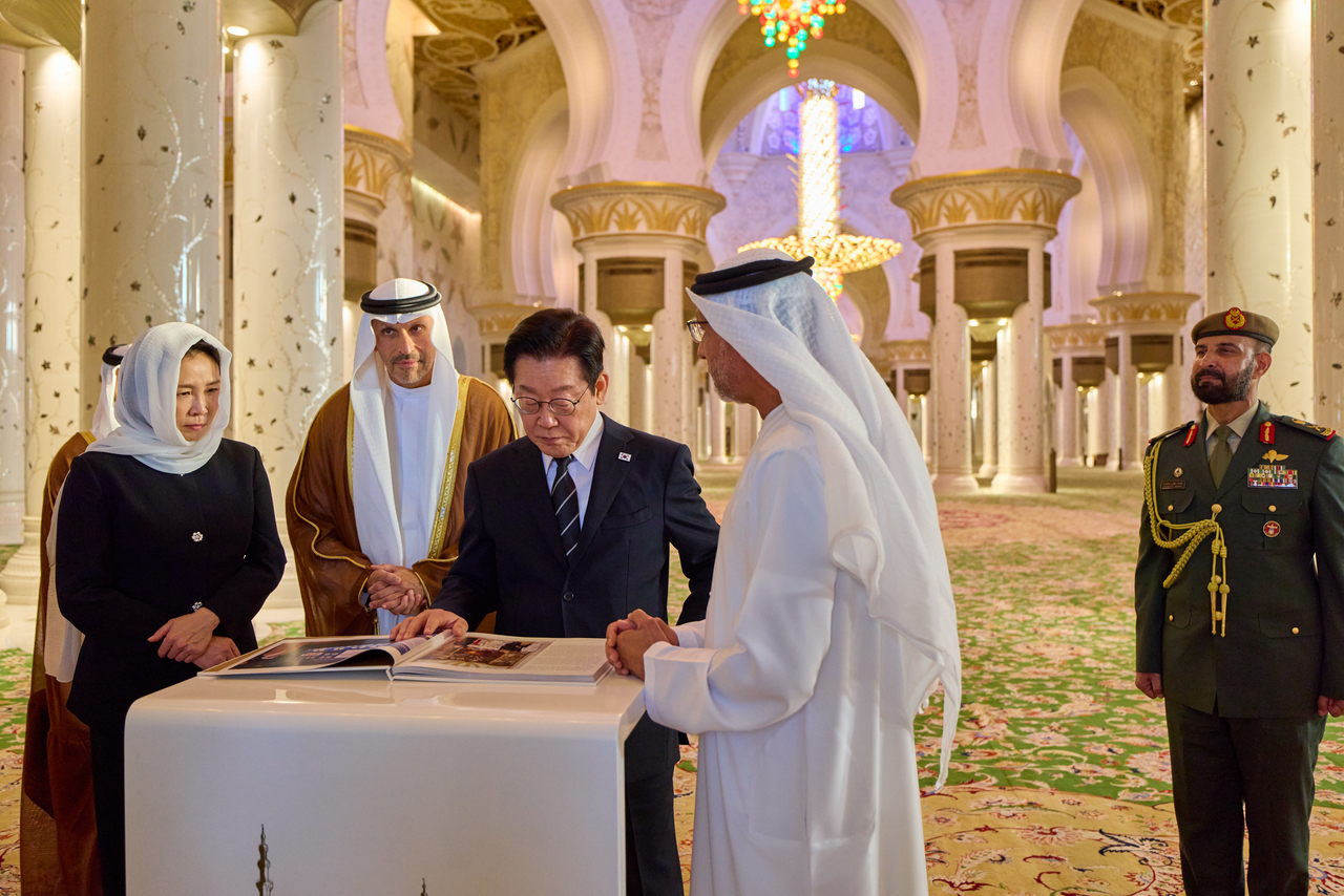 President Lee Jae Myung (third from left) visits the Sheikh Zayed Grand Mosque in Abu Dhabi, the United Arab Emirates, on Monday. (Pool photo via Yonhap)