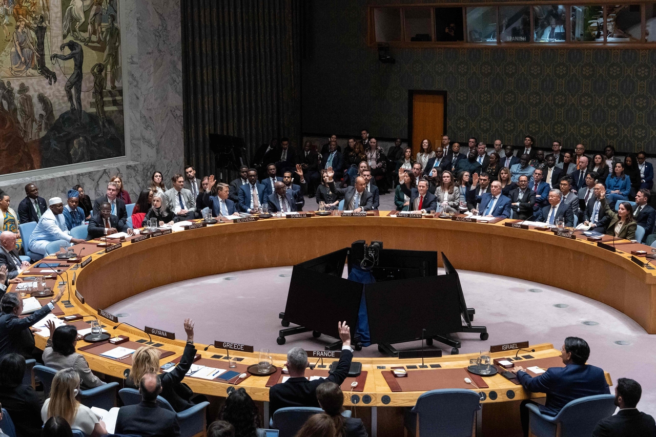Members of the UN Security Council raise their hands to vote in favor of a draft resolution in New York, Monday. (AFP-Yonhap)