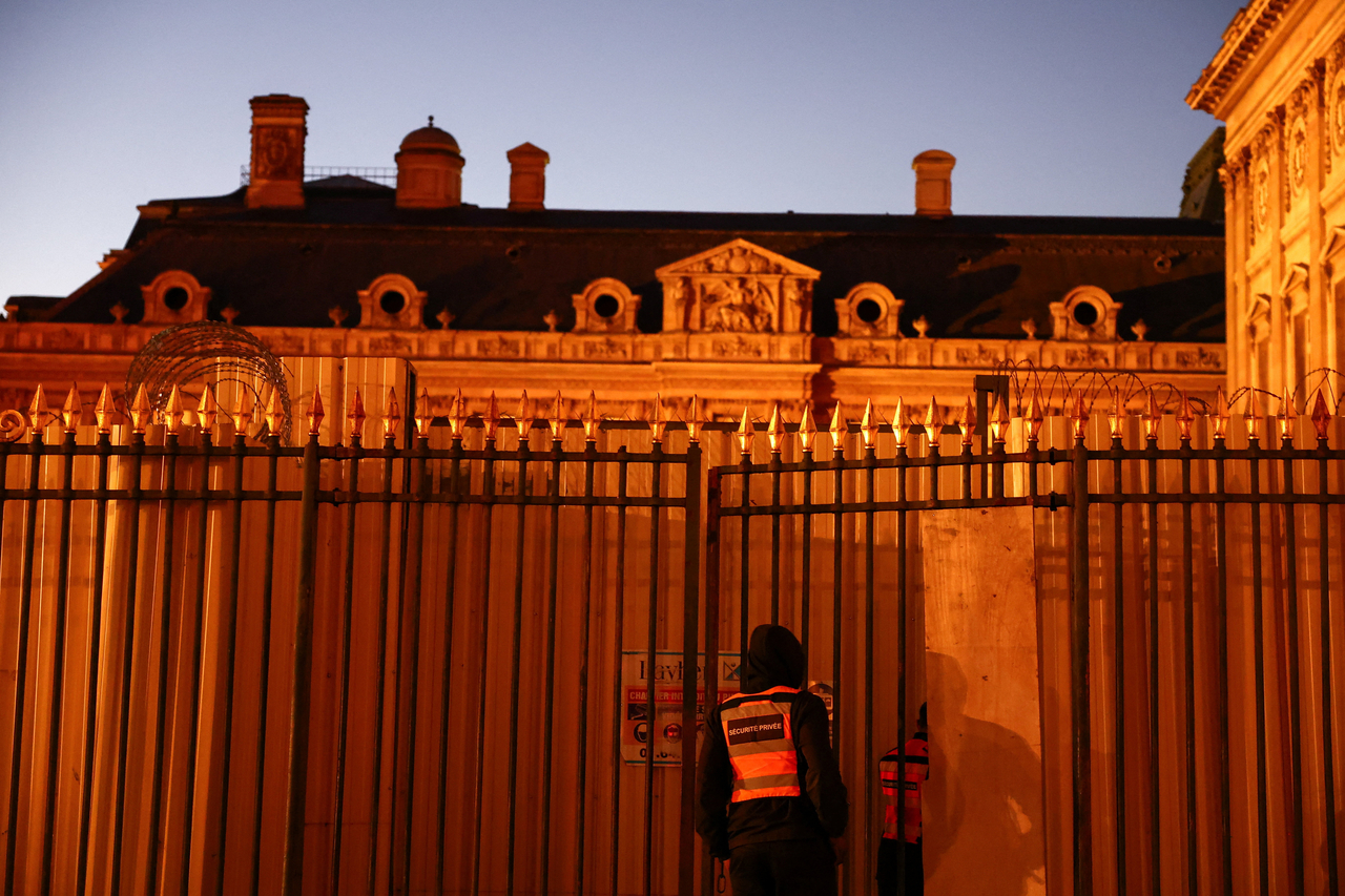 A security guard stands outside of Louvre Museum after its Campana Gallery was shut down, in Paris, Monday.   (Reuters-Yonhap)