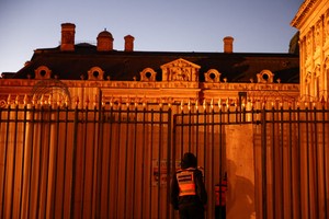 Louvre shuts gallery over ceiling safety fears
