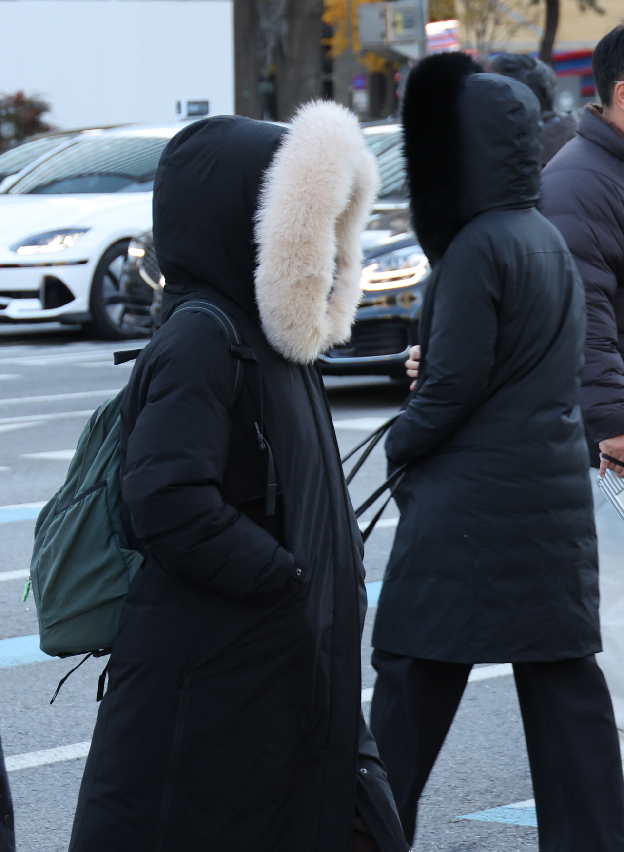 Commuters in Seoul wear winter attire as temperatures fell below zero on Tuesday. (Yonhap)
