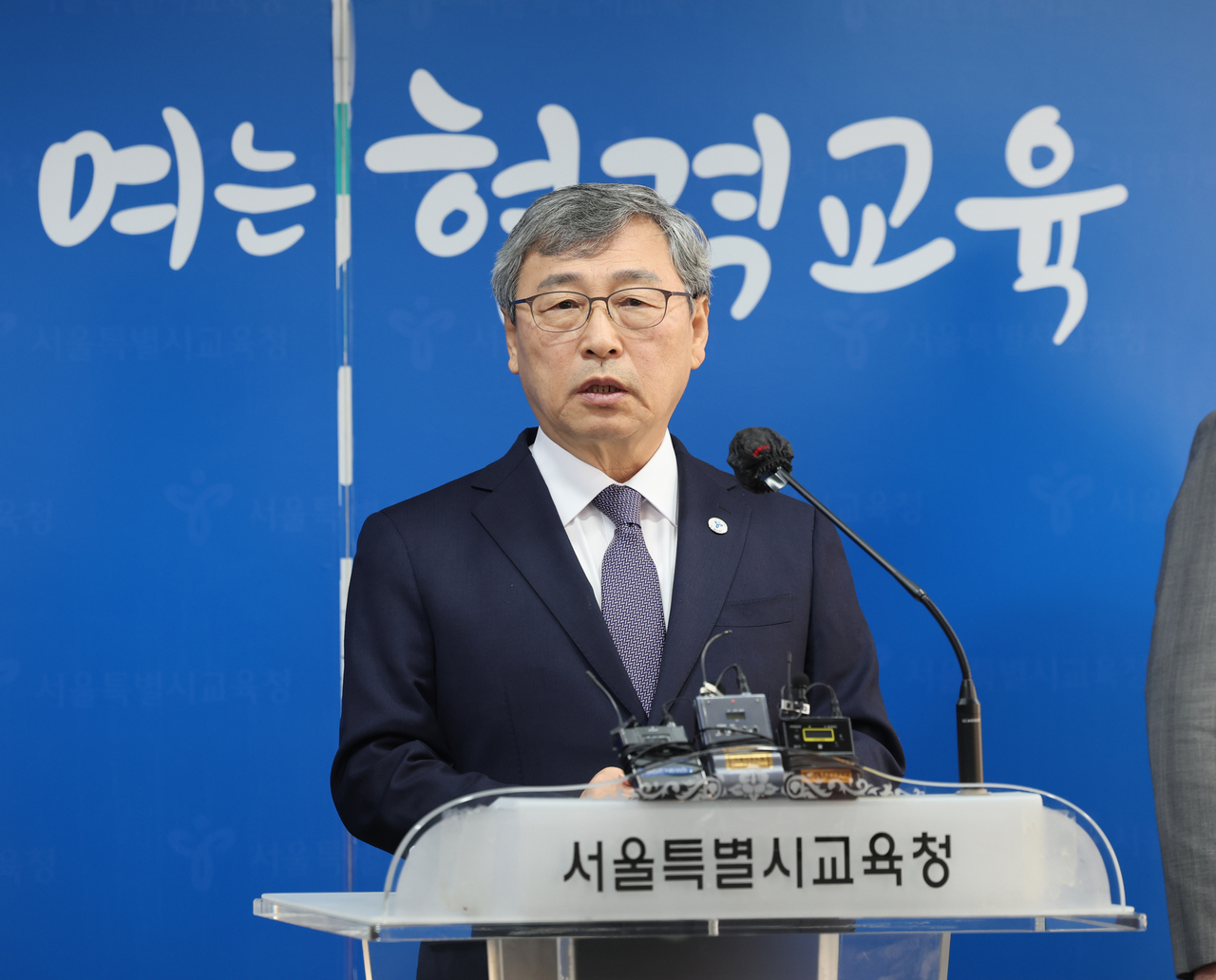 Jung Geun-sik, superintendent of the Seoul Education Office, expresses his regrets at a press conference on Tuesday over the Seoul Metropolitan Council's passage of a contentious bill abolishing the Student Human Rights Ordinance.  (Yonhap)