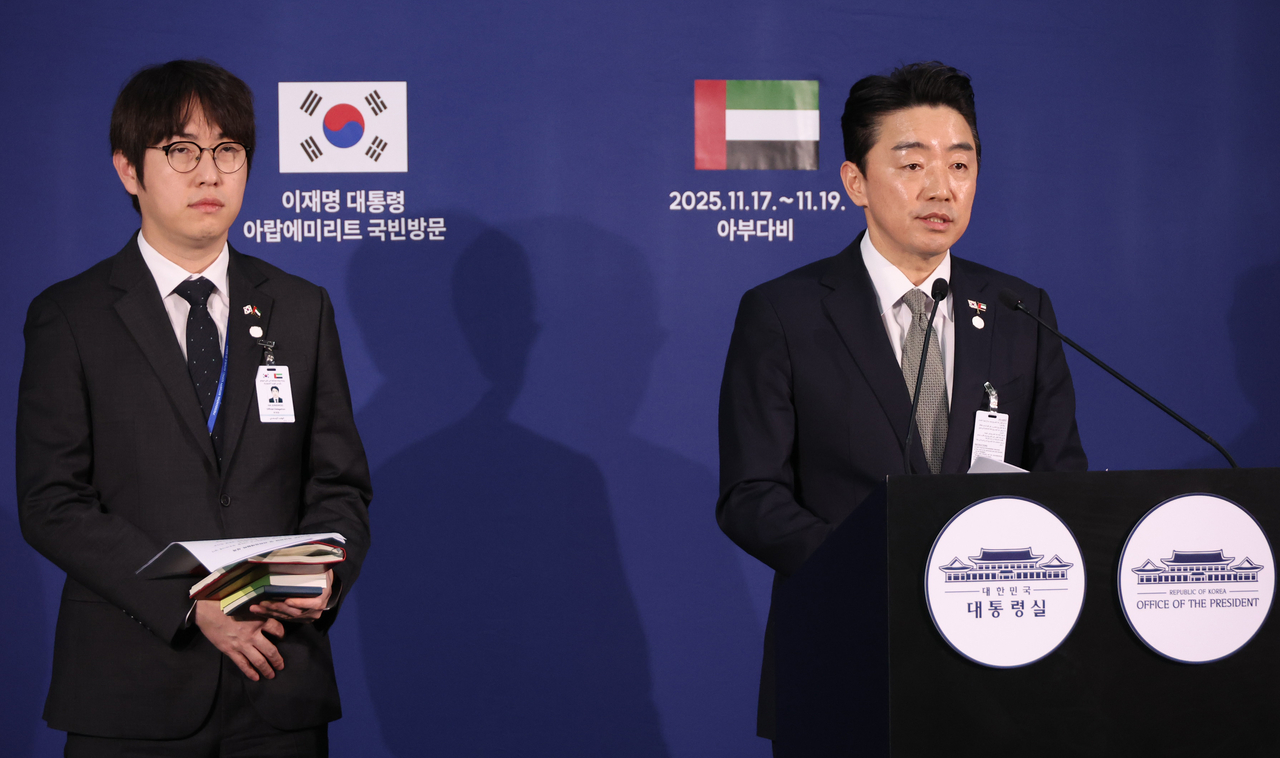 Kang Hoon-sik (right), presidential chief of staff, and Ha Jung-woo, senior presidential secretary for AI and future planning, attend a media briefing held in Abu Dhabi on Tuesday. (Yonhap)