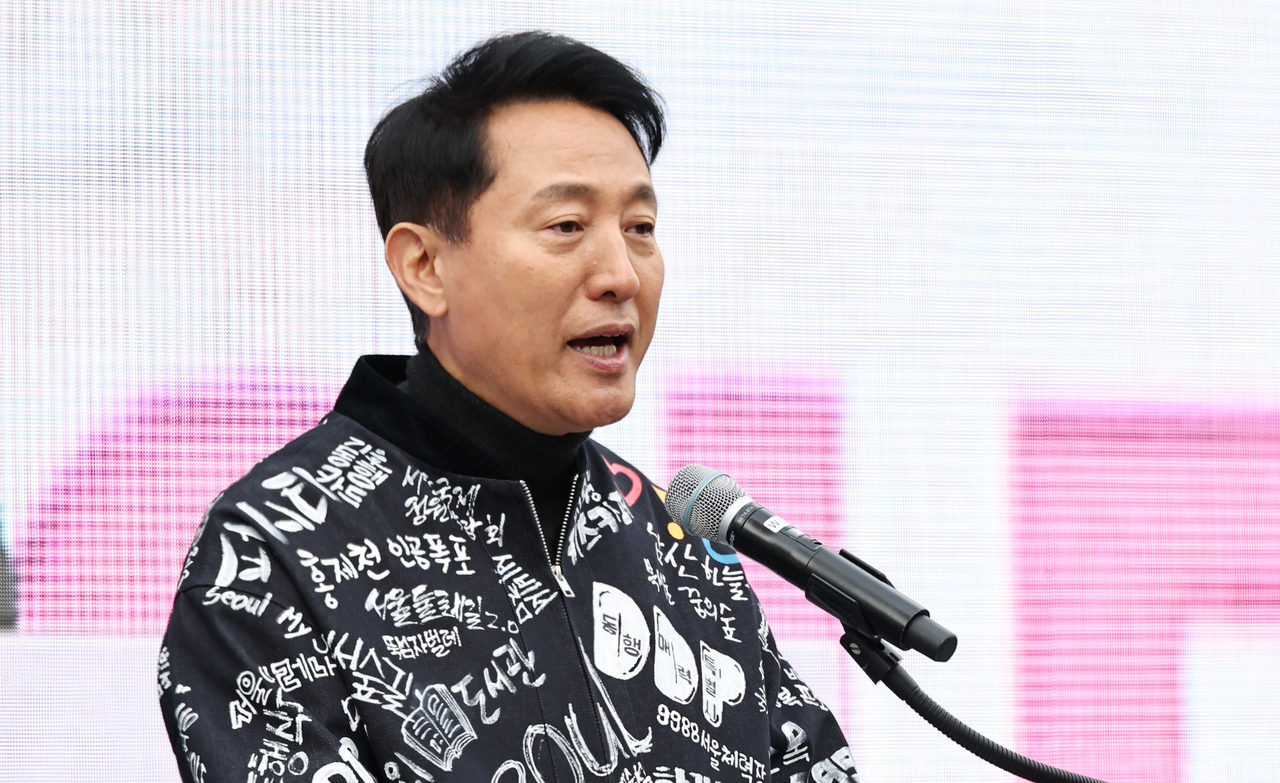 Seoul Mayor Oh Se-hoon speaks at the Design Arcade unveiling ceremony at Namdaemun Market in Jung-gu, central Seoul, Monday. (Yonhap)