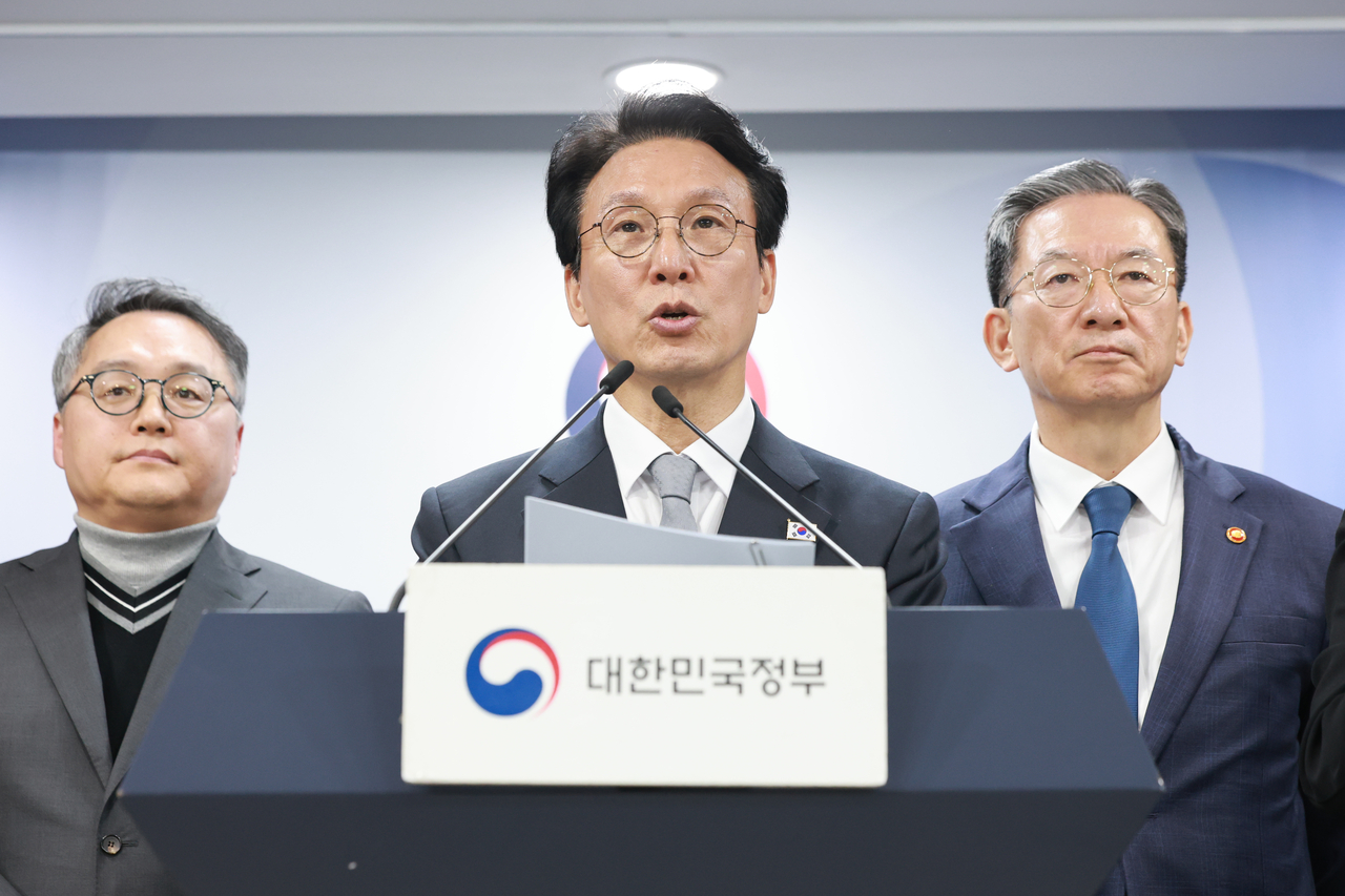 Prime Minister Kim Min-seok (center) holds an emergency briefing at Government Complex Seoul on Tuesday regarding the outcome of the investor-state dispute between Lone Star and the Korean government. The government announced that international arbitrators ruled in favor of Korea in the dispute over the 2012 sale of Korea Exchange Bank. (Yonhap)