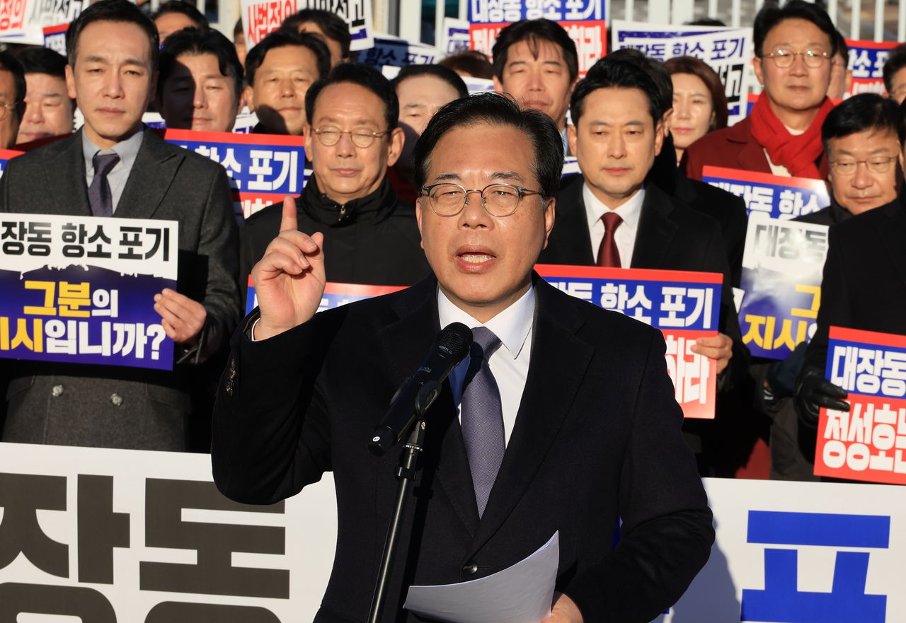 People Power Party Floor Leader Song Eon-seog speaks during a rally in front of the Justice Ministry at the Gwacheon Government Complex in Gyeonggi Province, Tuesday, calling for the resignation of Justice Minister Jung Sung-ho over allegations he pressured prosecutors to drop an appeal in the Daejang-dong corruption case. (Yonhap)