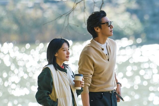 "Walking on Thin Ice," starring Lee Young-ae (left) and Kim Young-kwang (KBS)