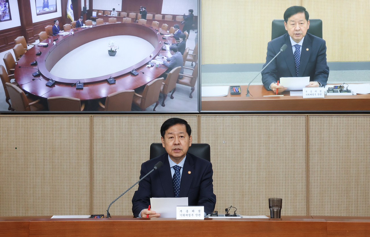 Finance Minister Koo Yun-cheol speaks during a meeting of economy-related ministers at the government complex in the central city of Sejong on Wednesday. (Yonhap)
