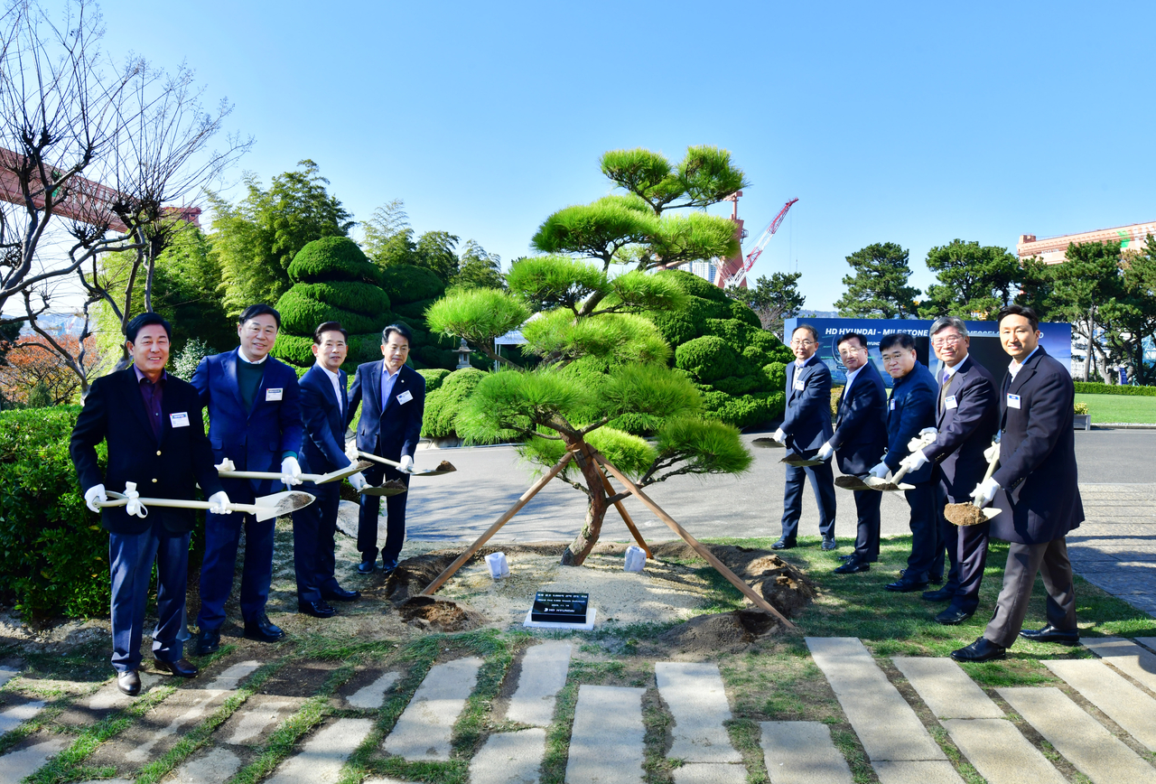 HD Hyundai Chair Chung Ki-sun (first from right) and participants of the ceremony marking HD Hyundai’s 5,000th vessel delivery plant a celebratory tree on Wednesday at HD Hyundai Heavy Industries in Ulsan. (HD Hyundai)