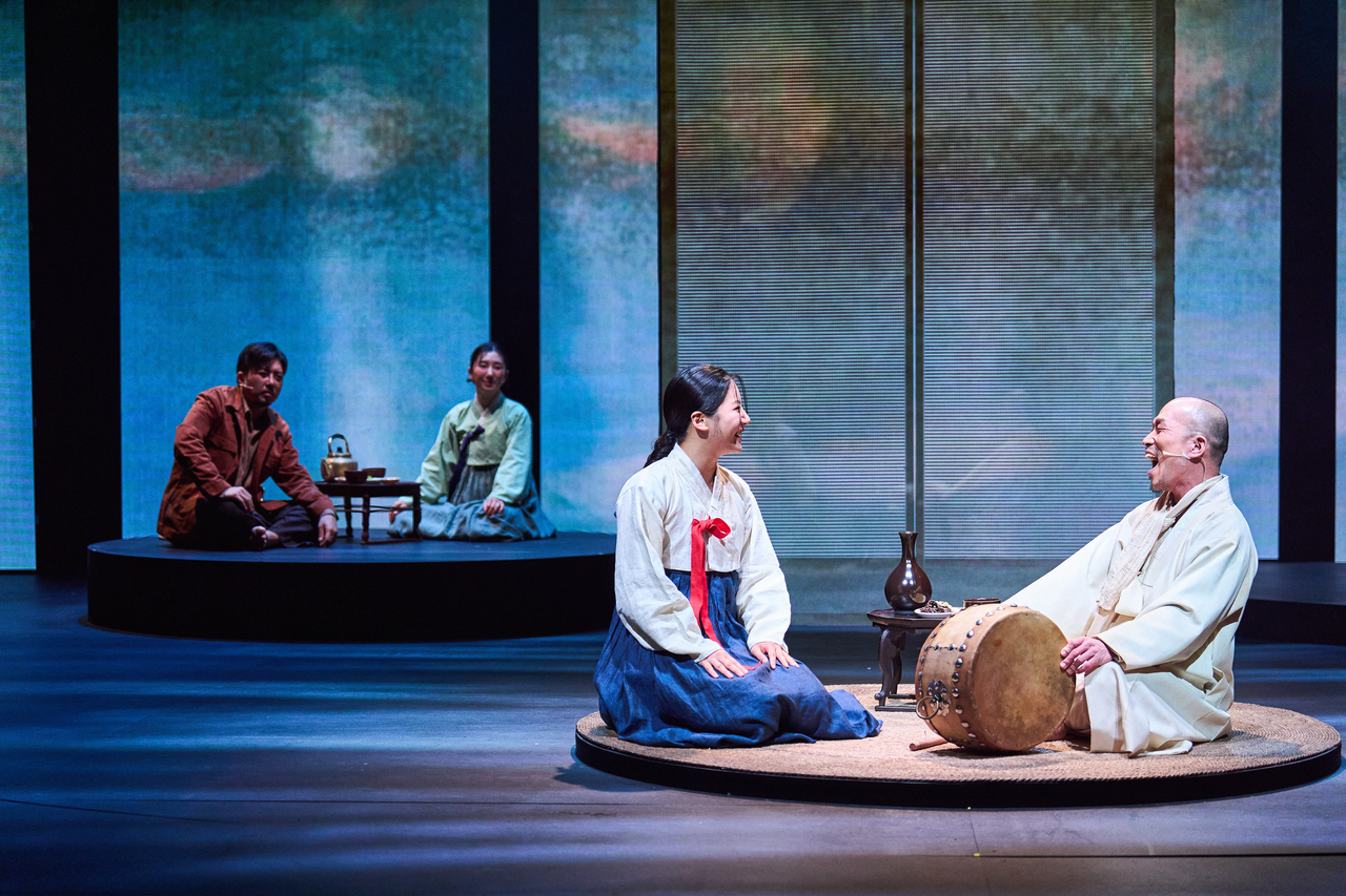 Ahn Yi-ho (first from right)  performs a scene from “Seopyeonje; The Original” during a rehearsal on Friday. (Yonhap)