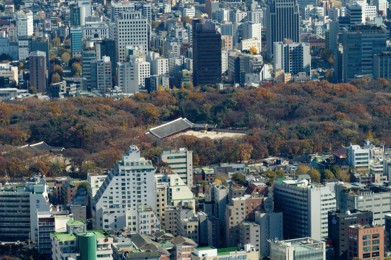 This photo shows Jongmyo situated between buildings in Jongno-gu, central Seoul, Tuesday. (Yonhap)