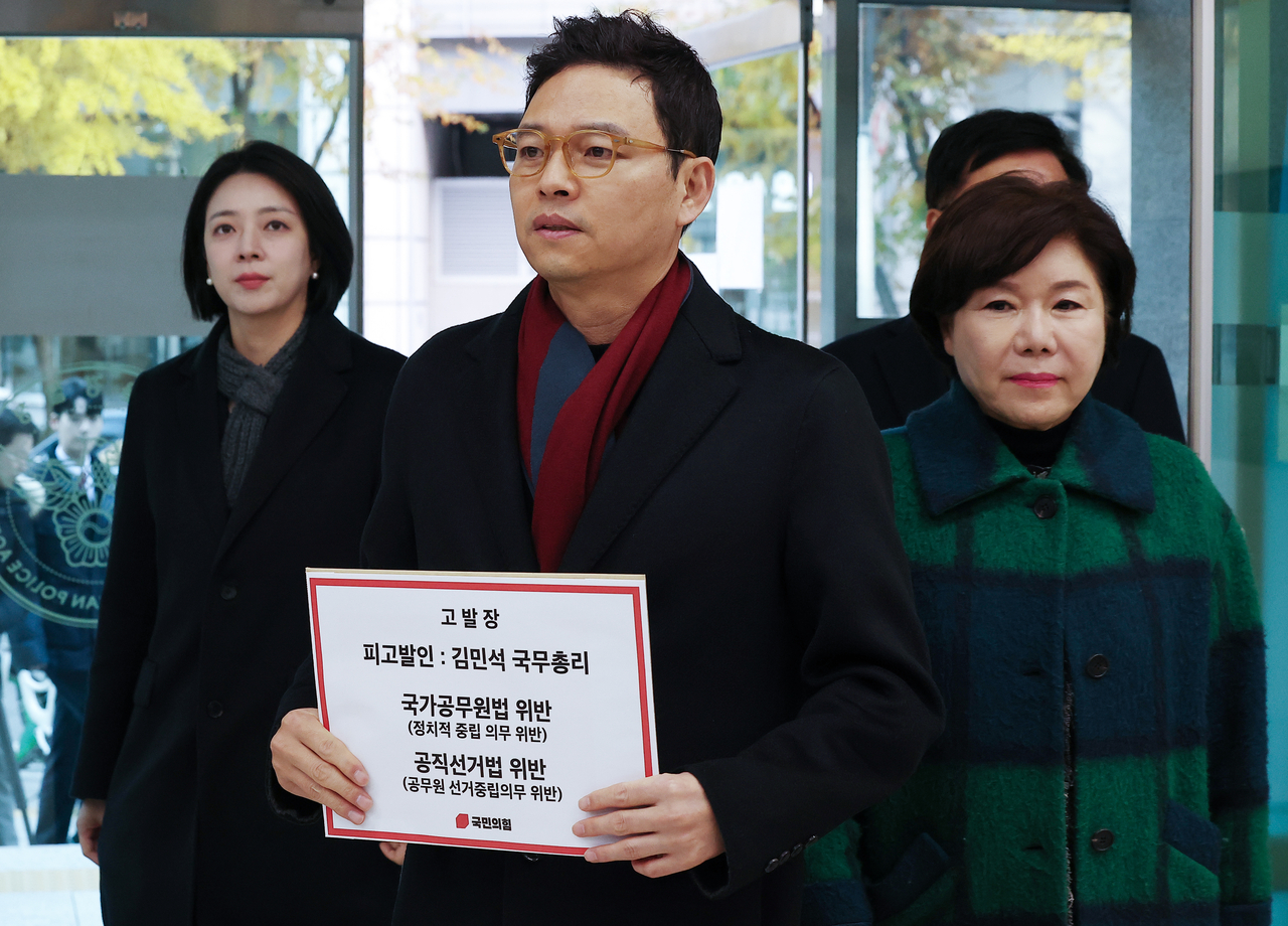 From left: Rep. Bae Hyun-jin, Rep. Park Jeong-hun and Rep. Cho Eun-hee of the People Power Party files a complaint against Prime Minister Kim Min-seok, accusing him of violating the Public Official Election Act and the National Public Service Act at Seoul Metropolitan Police Agency on Wednesday. (Yonhap)
