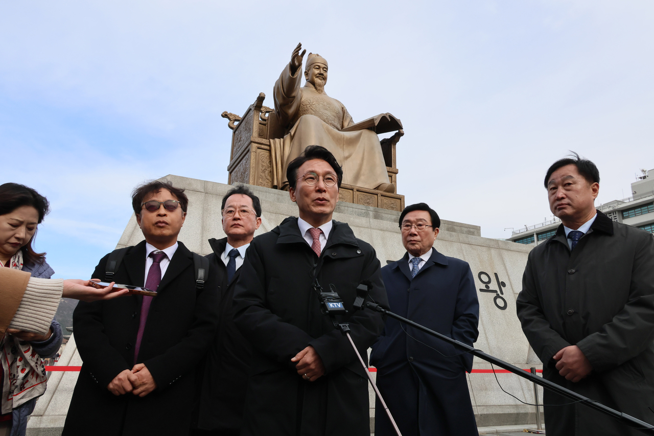 Prime Minister Kim Min-seok (center) speaks to the press after taking a look around the construction site of the Garden of Gratitude in Gwanghwamun Square on Monday. (Yonhap)