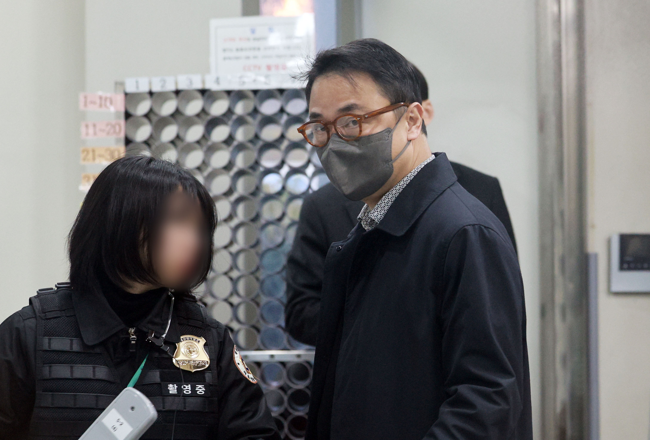 Kim Jin-woo, the elder brother of former first lady Kim Keon Hee, appears at the Seoul Central District Court in the capital on Wednesday to attend a hearing on his potential arrest over his alleged evasion of development fees for an apartment construction project. (Yonhap)