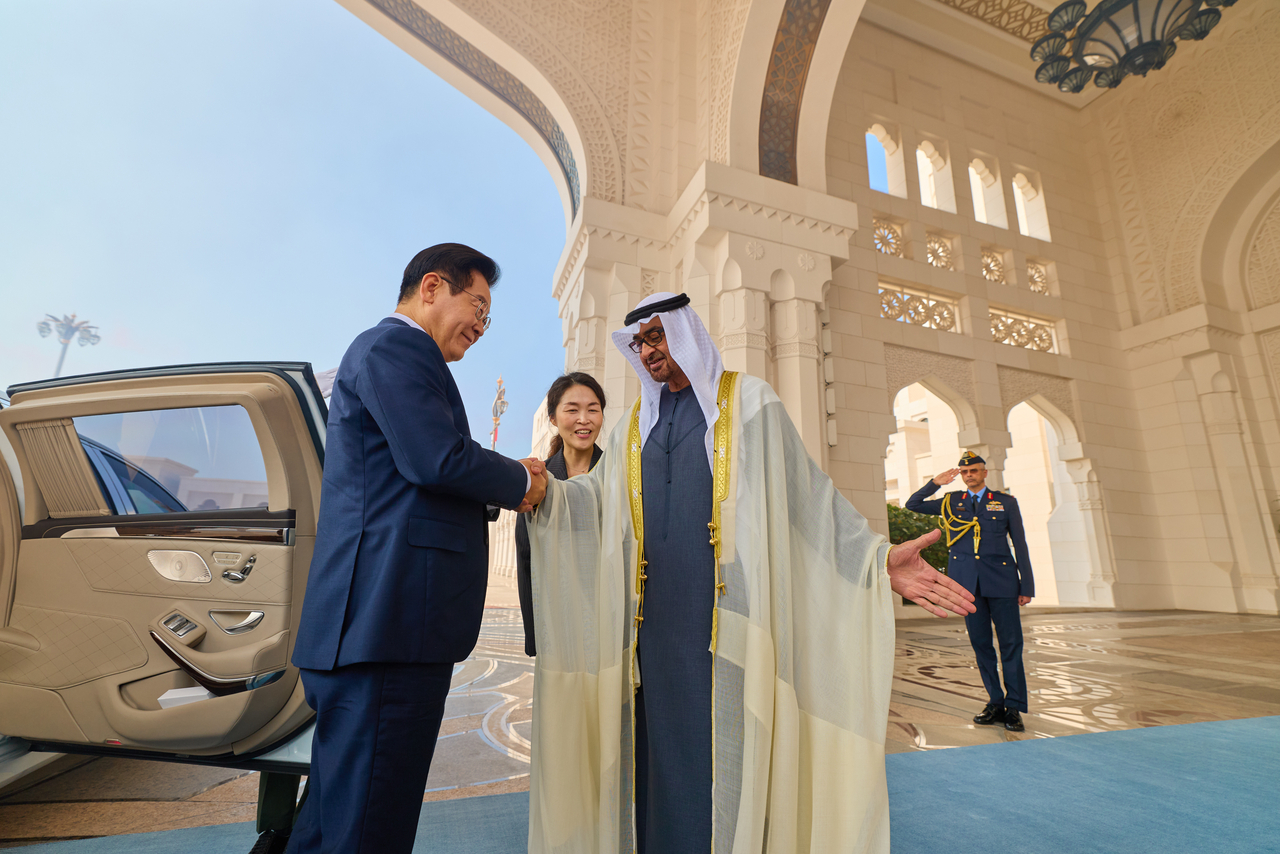 President Lee Jae Myung (L) shakes hands with United Arab Emirates President Mohamed bin Zayed Al Nahyan (R) as he arrives at the presidential palace in Abu Dhabi for their summit on Tuesday. (Yonhap)