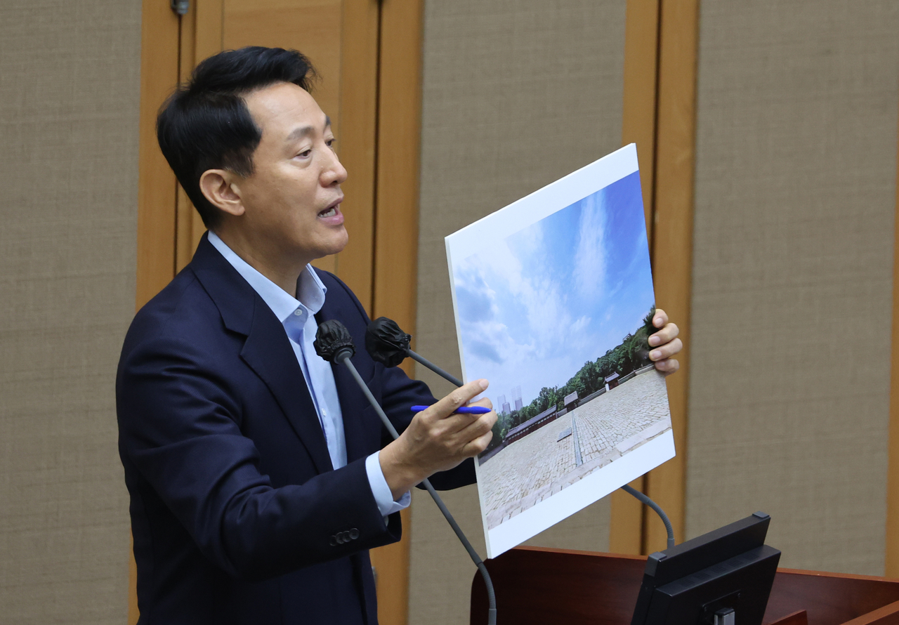 Seoul Mayor Oh Se-hoon addresses controversies surrounding the city government’s initiative to redevelop Sewoon District No. 4 near Jongmyo during a city council session on Tuesday. (Yonhap)