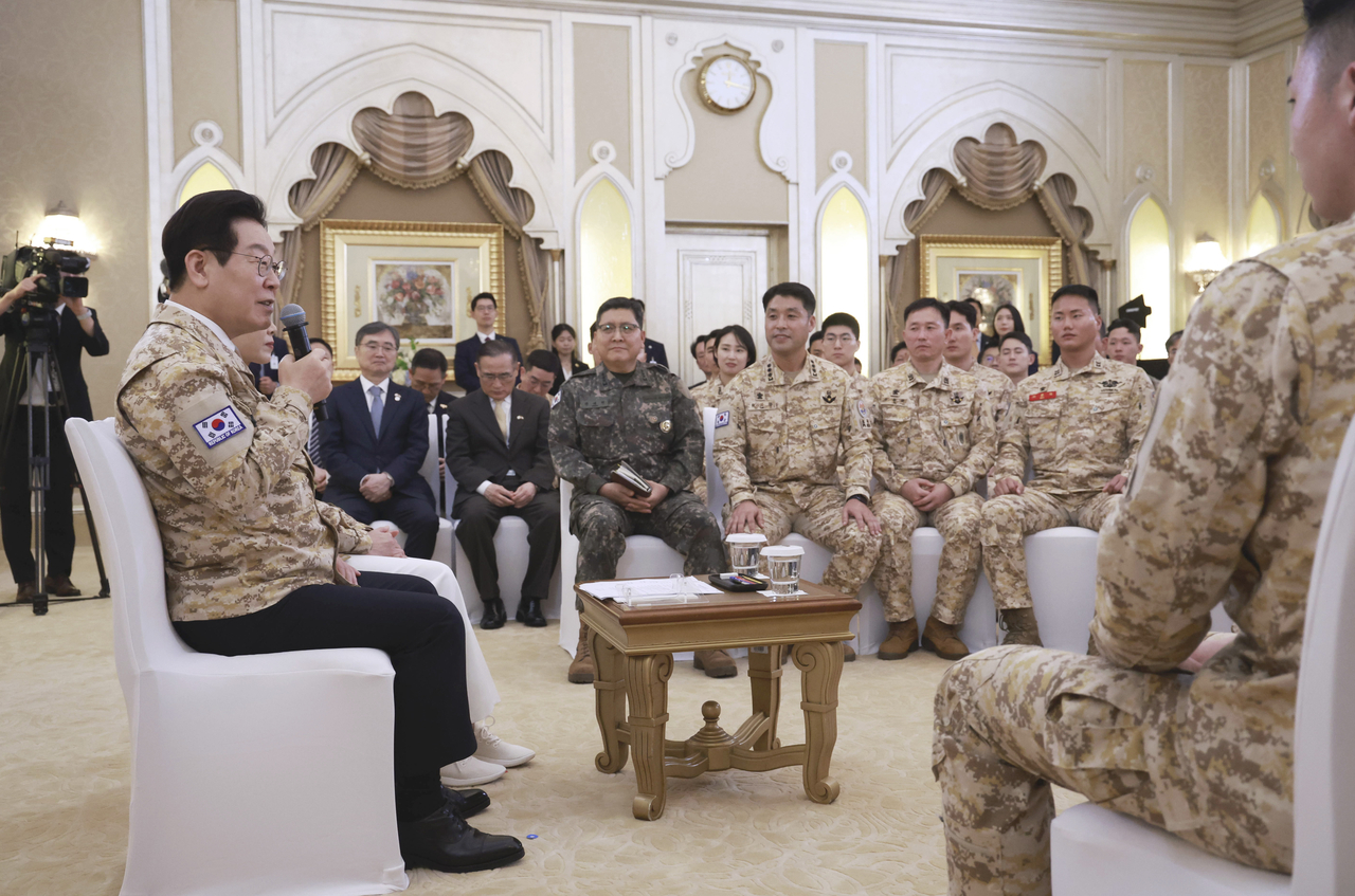 President Lee Jae Myung (left) speaks during a visit to a South Korean military contingent in the United Arab Emirates, Wednesday. (Yonhap)