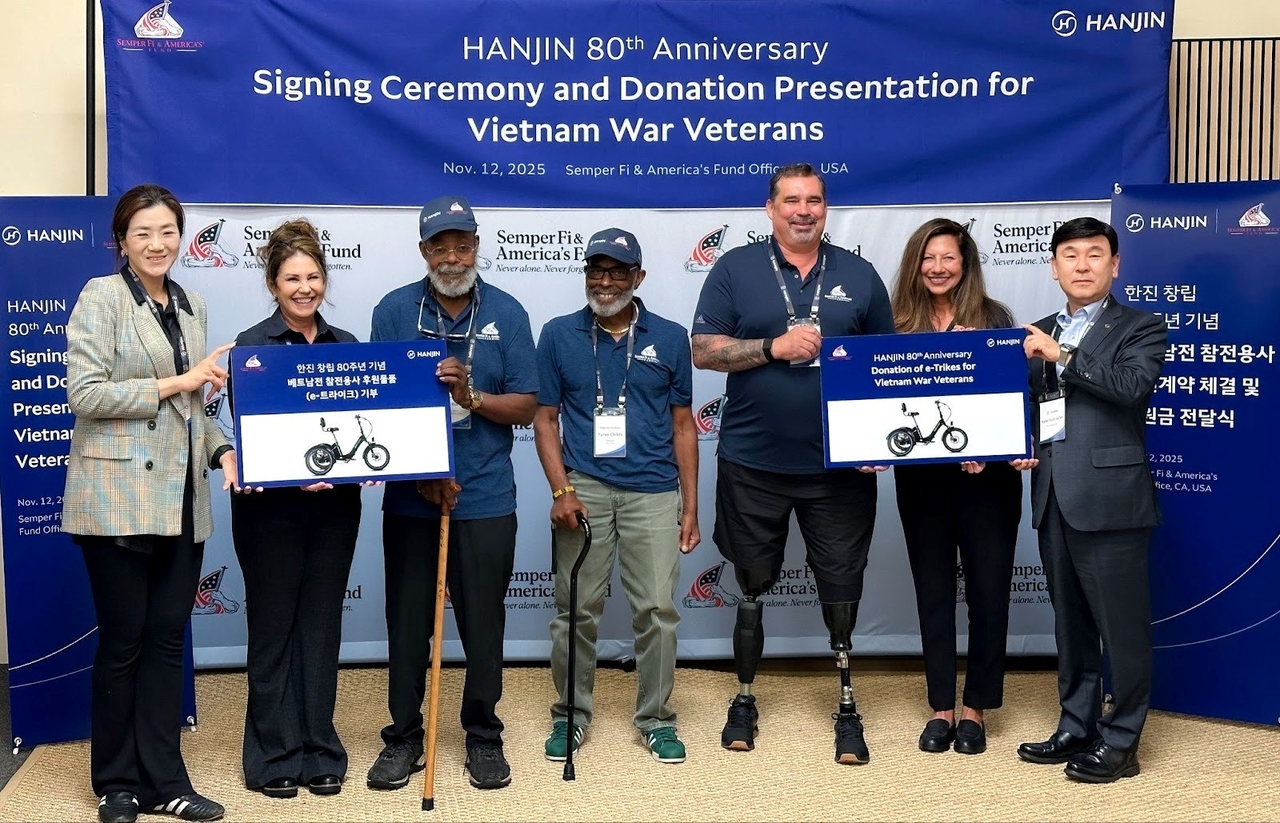 Hanjin Logistics President Emily Cho (left), CEO Noh Sam-sug (right) and US war veterans pose for a photo with participants during a donation ceremony in Oceanside, California, on Nov.12. (Hanjin Group)
