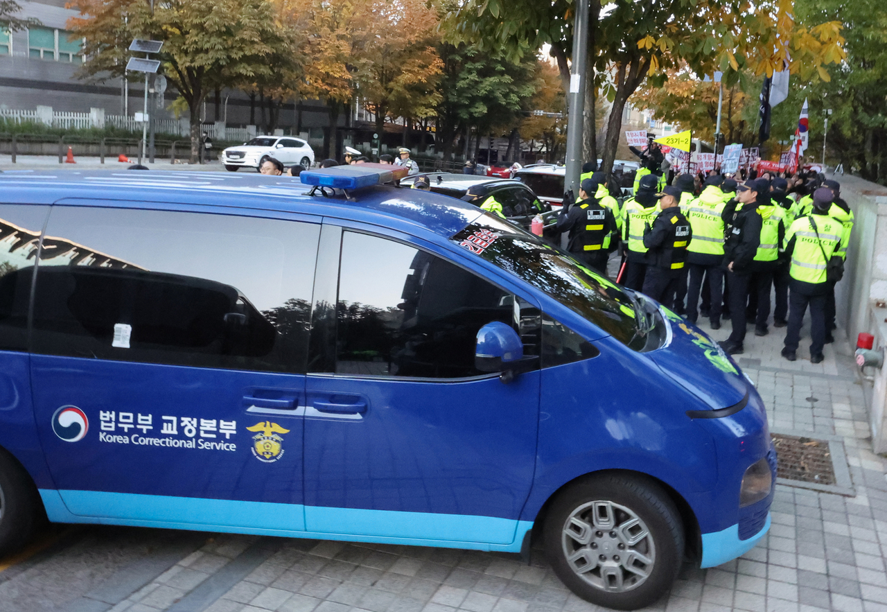 A Justice Ministy van carrying Yoon Suk Yeol enters the premises of the office where a special counsel team is investigating the 2023 death of a marine, in Seocho-gu, Seoul, on Nov. 11. (Yonhap)