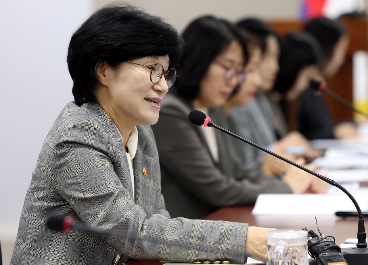 Gender Equality and Family Minister Won Min-kyong speaks at a policy roundtable with women leaders in science and business at the Government Complex Seoul on Friday. (Newsis)