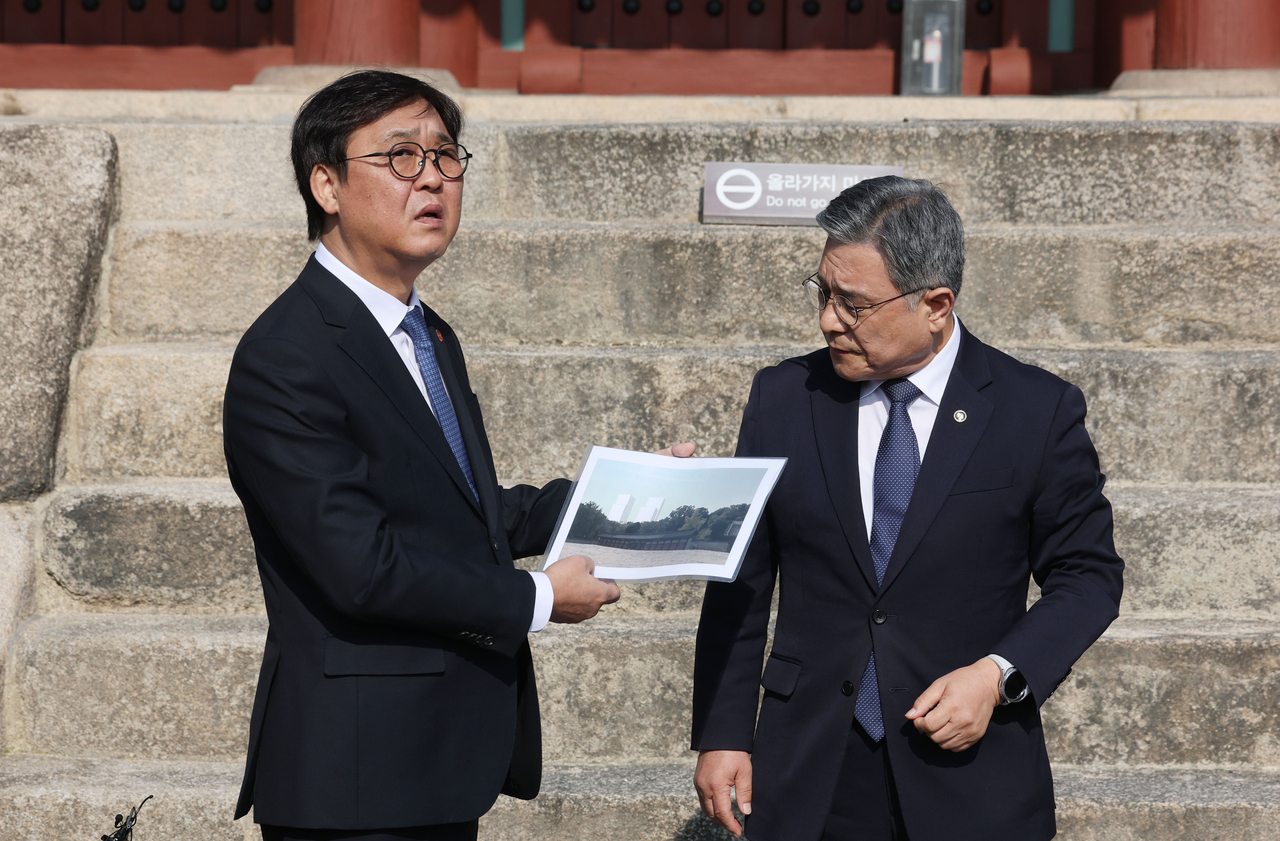 최휘영 문화체육관광부 장관과 허민 국가유산청장이 7일  서울 종묘를 찾아 전경을 점검하고 있다. [연합]