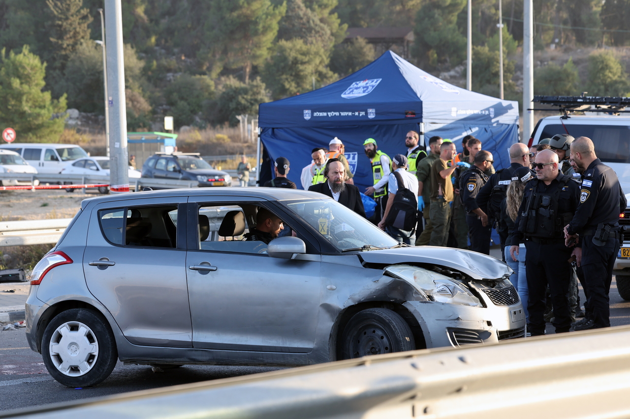 Israeli security forces and police inspect a vehicle at the site of a reported ramming and stabbing attack in the area of Gush Etzion Junction in the West Bank, Tuesday. (EPA-Yonhap)
