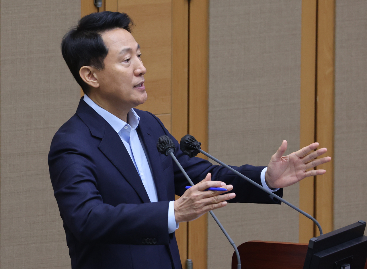 오세훈 서울시장이 18일 서울 중구 서울시의회에서 열린 제333회 정례회 시정질문에 참석, 세운4구역 재개발과 관련된 질의에 답하고 있다. [연합]