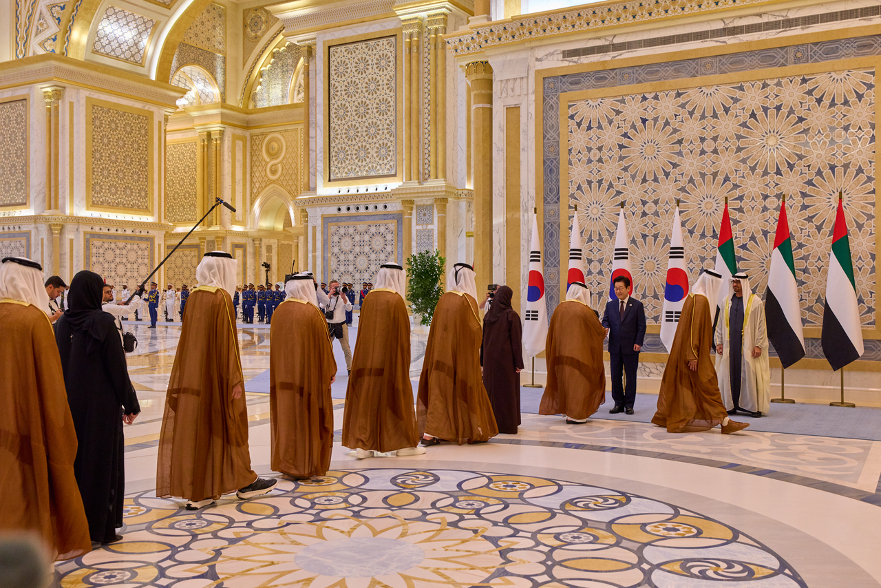 President Lee Jae Myung greets attendees at the official state visit welcome ceremony held at the Presidential Palace in Abu Dhabi, United Arab Emirates, Tuesday. (Yonhap)