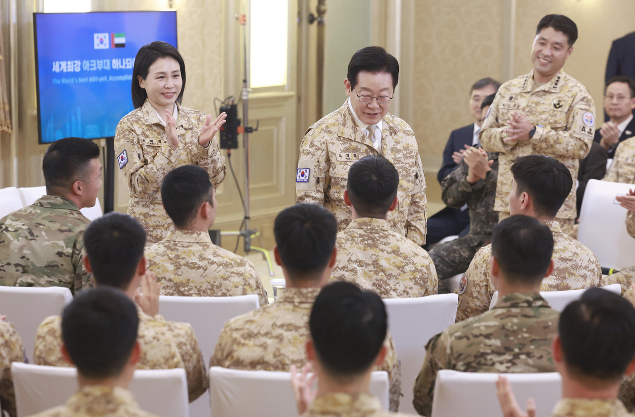 President Lee Jae Myung (center, back) and his wife Kim Hea Kyung (left, back) meet with soldiers deployed to the United Arab Emirates, under the South Korean Army's special force known as Akh Unit, in Abu Dhabi, UAE, on Wednesday. (Yonhap)