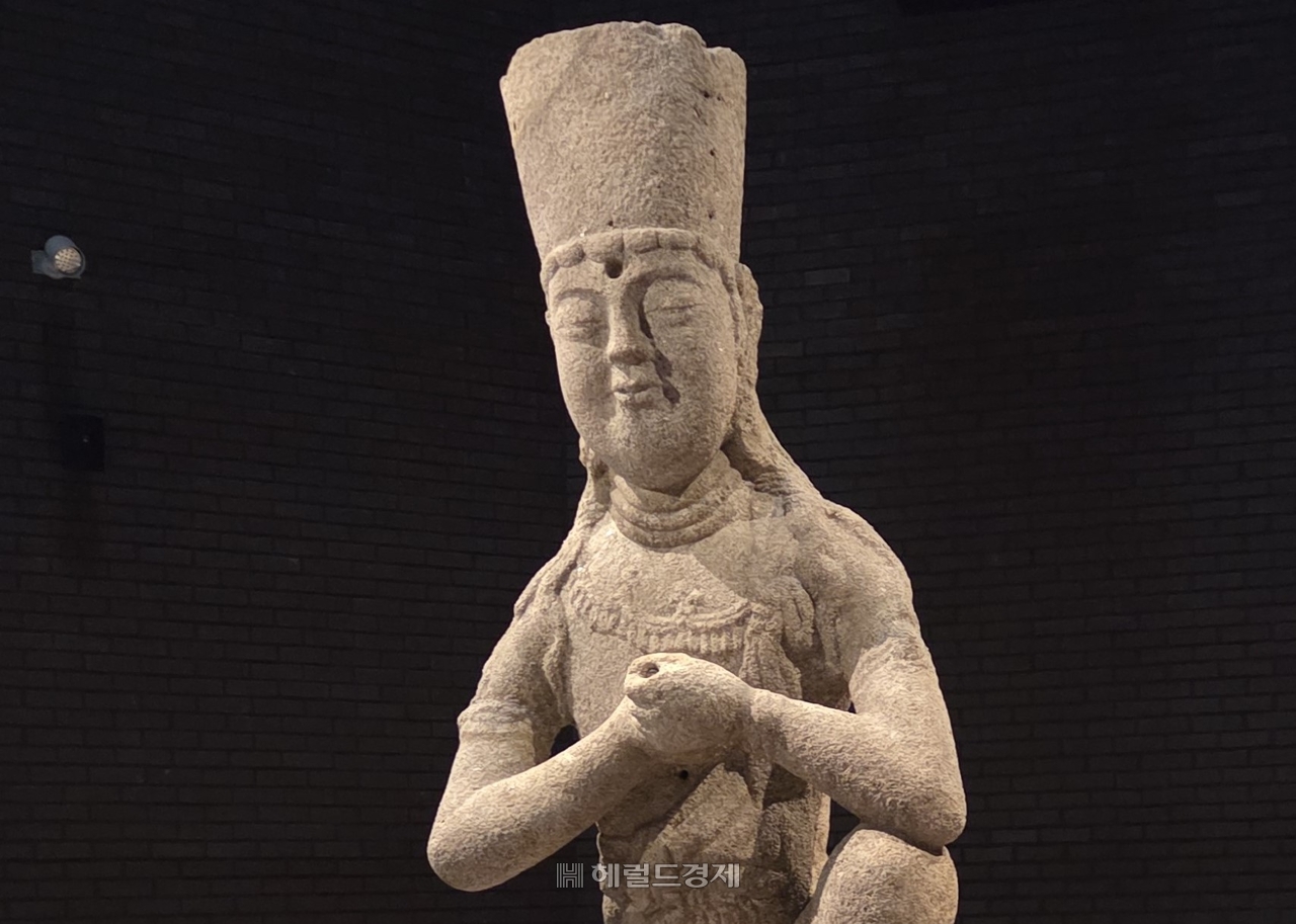 월정사 성보박물관의 석조보살좌상 원본. 두 손 사이 구멍이 뚫려 있다.