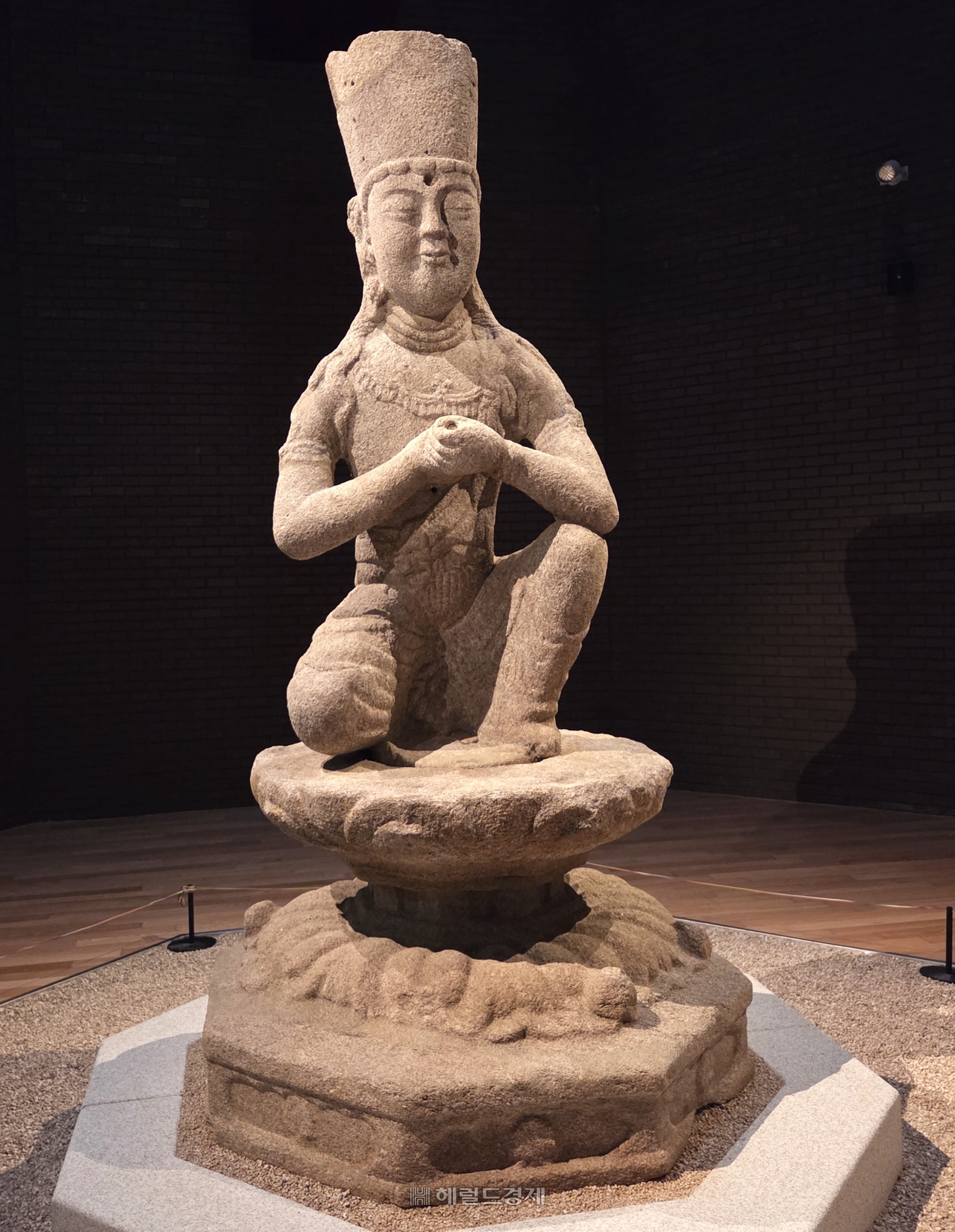 월정사 성보박물관에 보관 중인 석조보살좌상