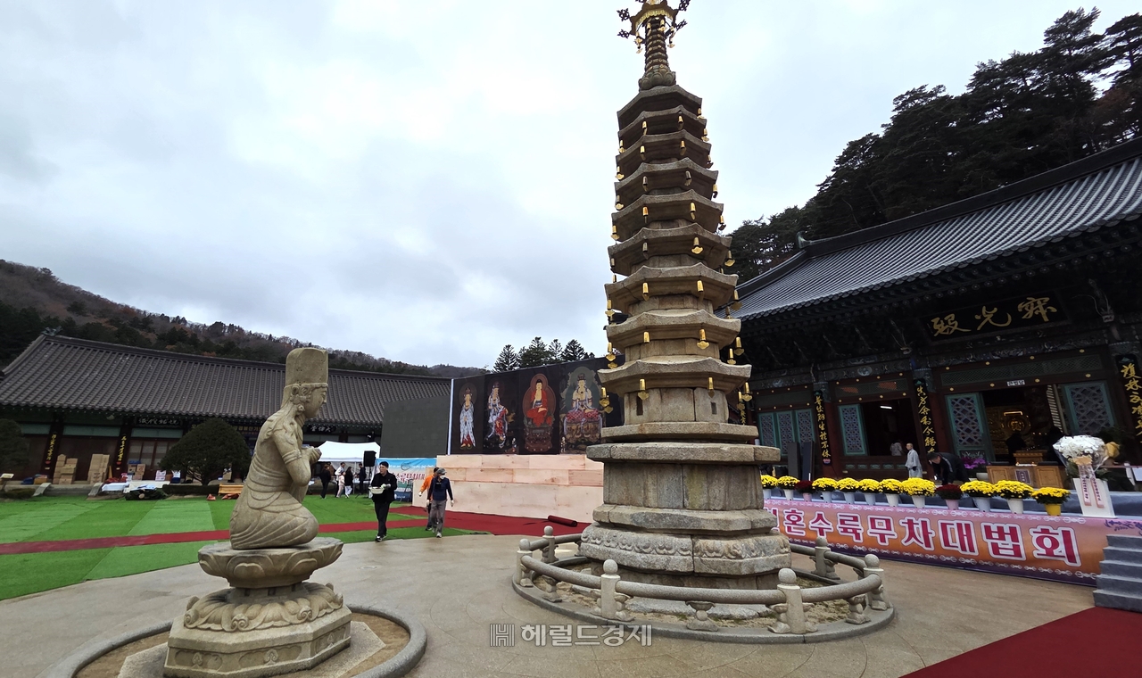 강원 평창군 월정사 팔각구층석탑과 석조보살좌상