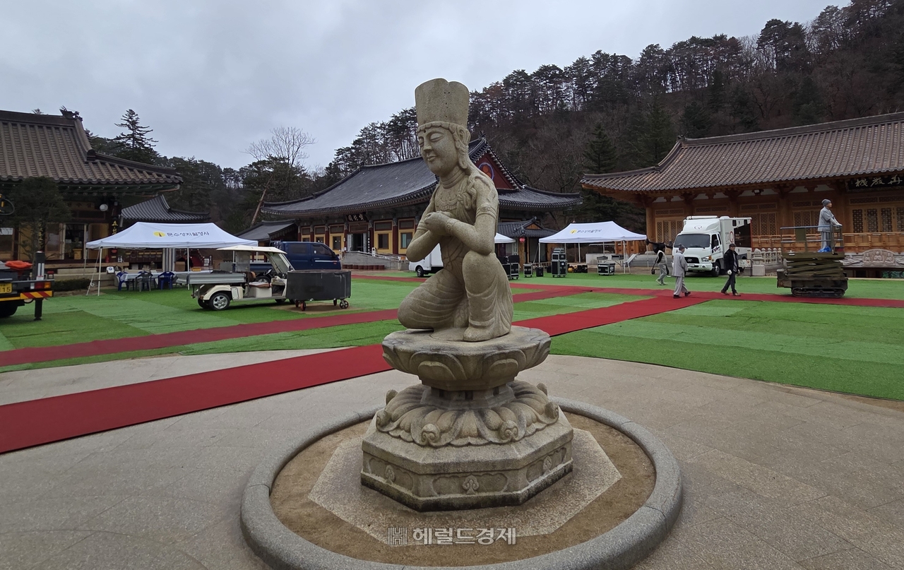 팔각구층석탑 앞 석조보살좌상 복제품. 원본은 월정사 성보박물관에 보관되고 있다.