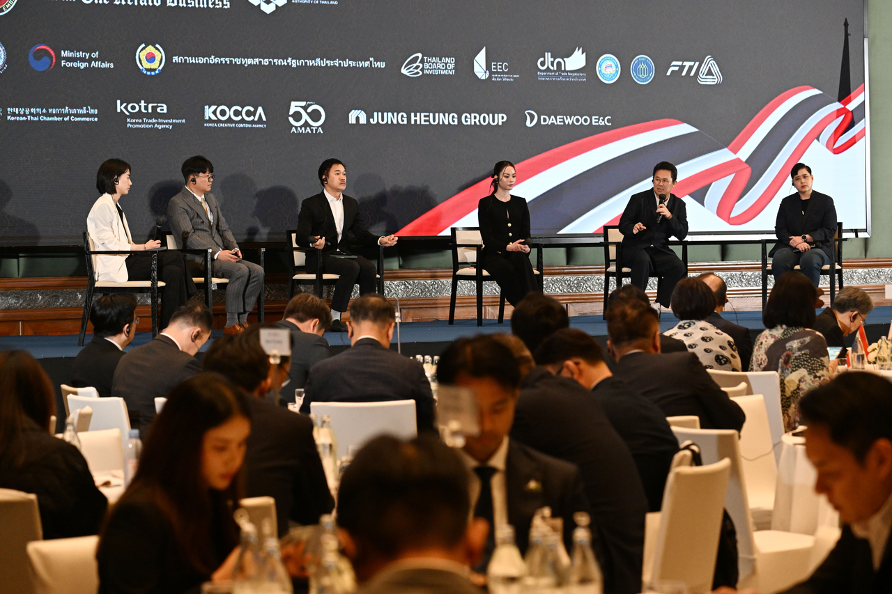 Workpoint Entertainment director Wirat Hengkongdee (fifth from left), speaks at the Ignite Thailand-Korea Business Forum in Bangkok, Monday, alongside (from left) Kim Hae-yeon, chief editor of Herald Muse; Cho In-je, CEO of Purito Seoul; Chakrit Pichyangkul, director of the Creative Economy Agency; Anna Sueangam-iam; and Aiyaphat Wankawisant (right), CEO of Go Online. (Park Hae-mook/The Korea Herald)