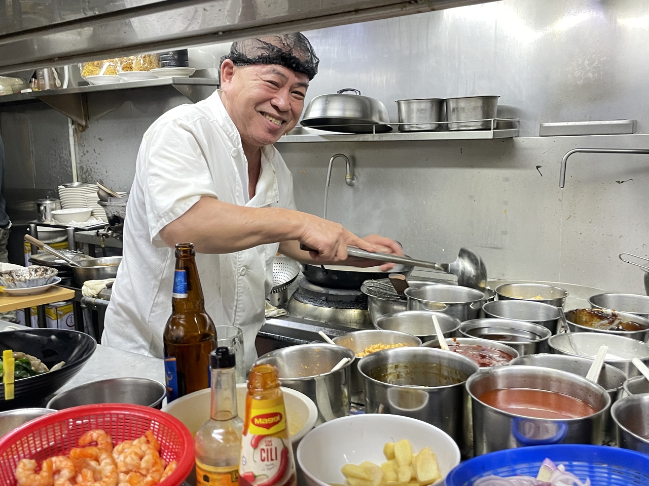 Wah Ah Suan, head chef of Kok Sen Restaurant, cooking in his kitchen (Hong Yoo/The Korea Herald)