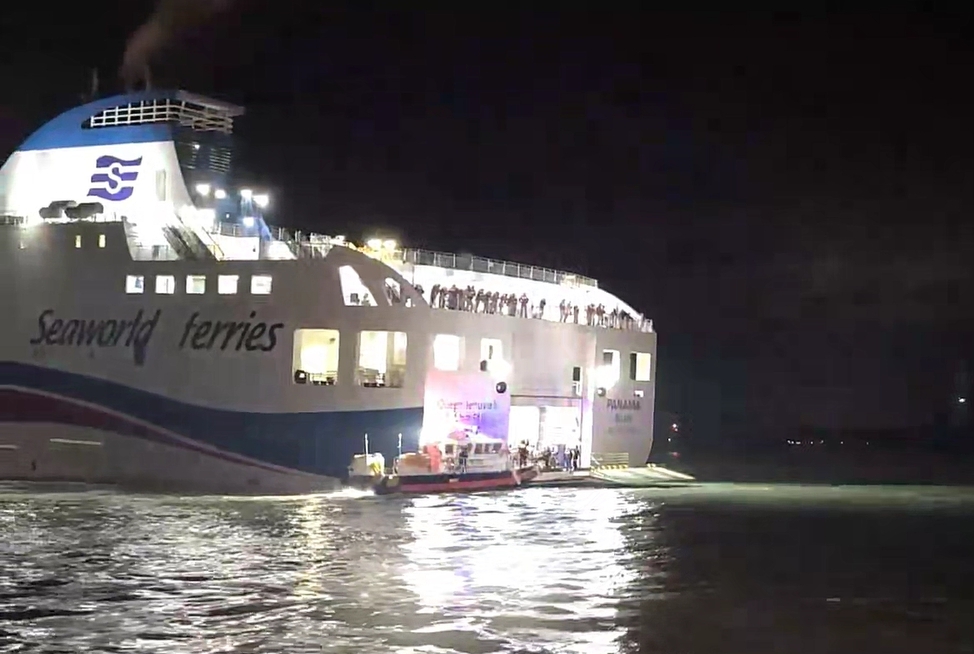 Coast Guard personnel carry out rescue operations at the site where the ferry Queen Jenuvia 2 ran aground near Sinan County, South Jeolla Province, Wednesday evening. (Mokpo Coast Guard)