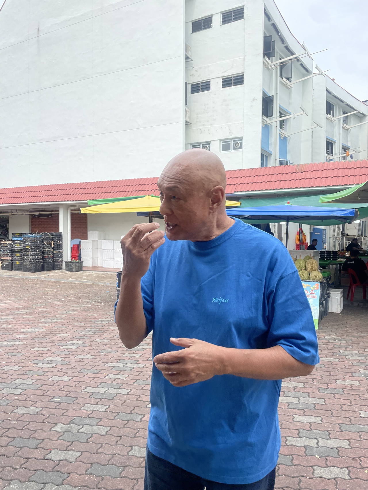Chef Damian D’Silva leads a hawker tour for foreign food editors on Nov. 12. (Hong Yoo/The Korea Herald)