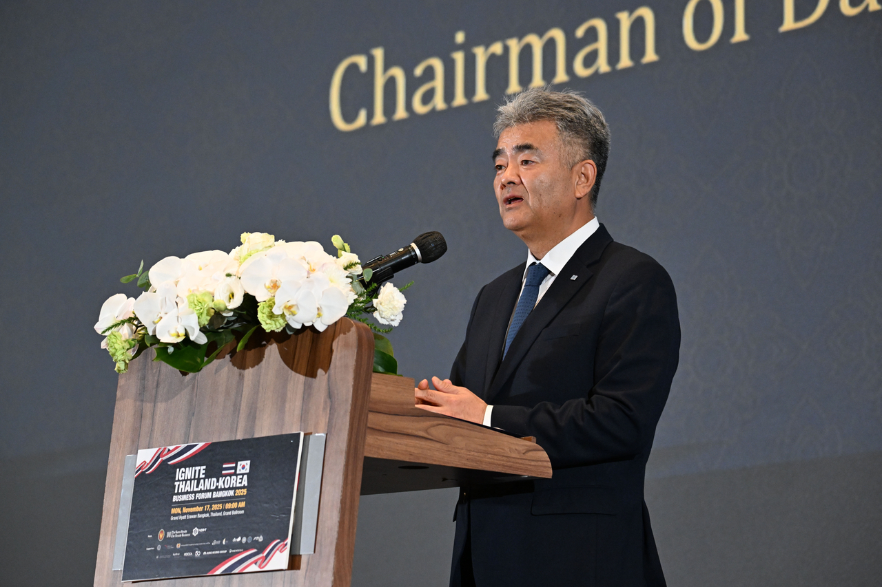 Jung Won-ju, chairman of the Herald Media Group and Daewoo Engineering & Construction, delivers opening remarks at the Ignite Thailand–Korea Business Forum 2025 in Bangkok, Monday. (Park Hae-mook/The Korea Herald)