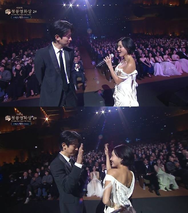 Park Jeong-min (left) and singer Hwasa perform during the 46th Blue Dragon Film Awards ceremony at KBS Hall in Yeouido, Seoul, Wednesday. (Screen capture from KBS broadcast)