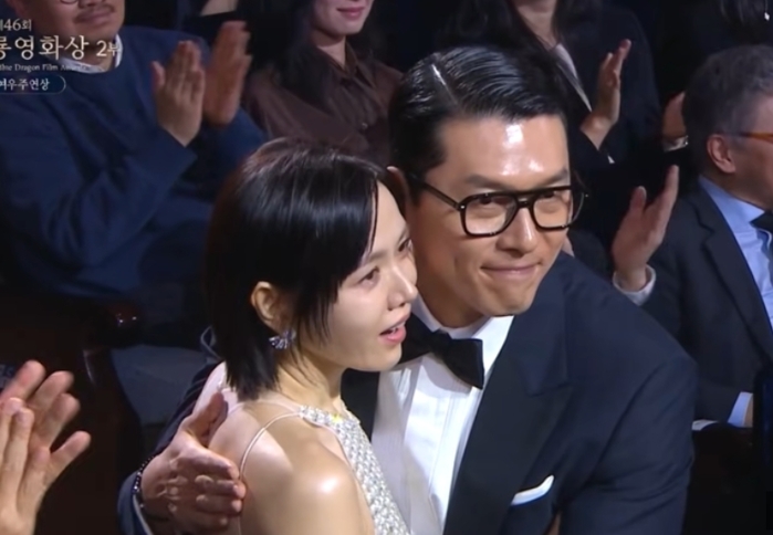 Hyun Bin and Son Ye-jin embrace at the 46th Blue Dragon Film Awards ceremony at KBS Hall in Yeouido, Seoul, Wednesday. (Screen capture from KBS broadcast)