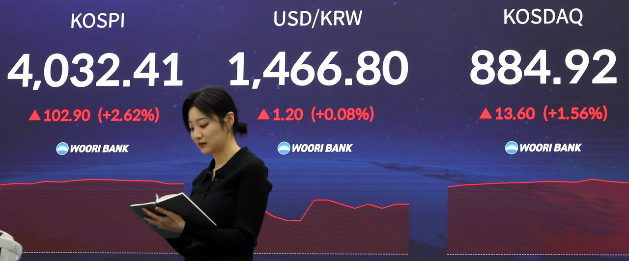 An electronic board showing the Korea Composite Stock Price Index at a dealing room of the Hana Bank headquarters in Seoul on Thursday. (Yonhap)