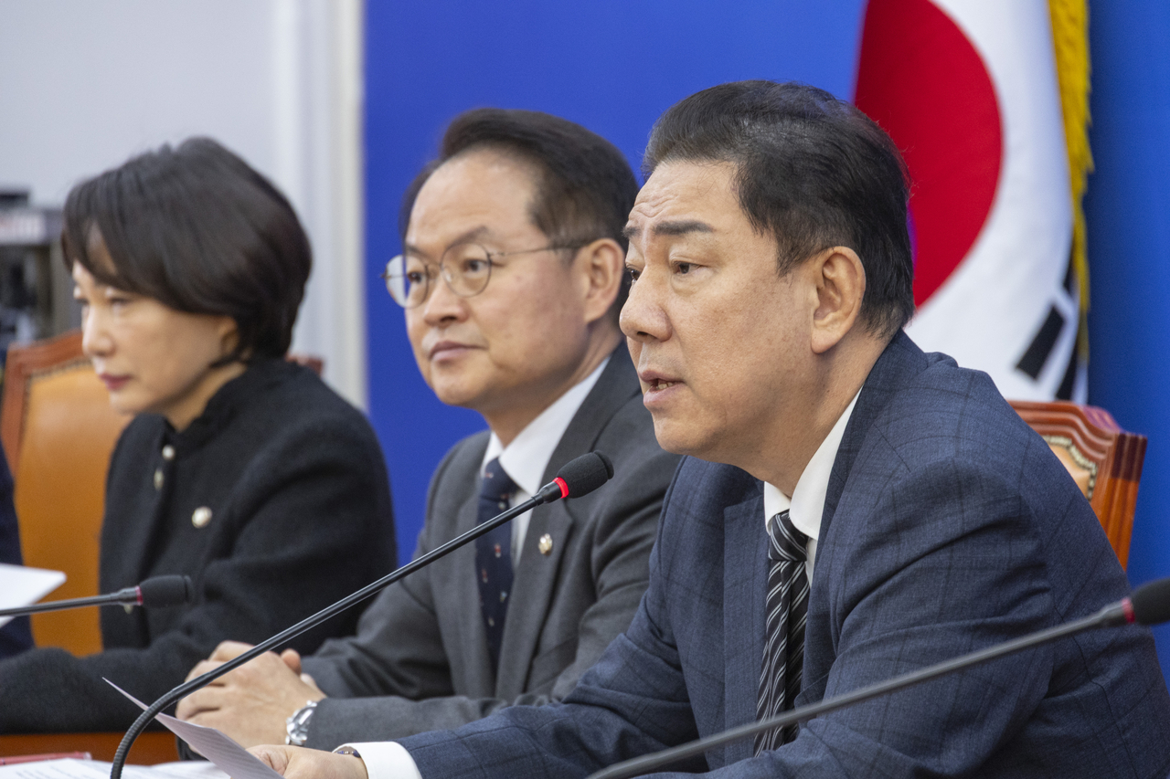 Rep. Kim Byung-kee, floor leader of the ruling Democratic Party, speaks during a policy coordination meeting at the National Assembly in Seoul on Thursday. (Yonhap)