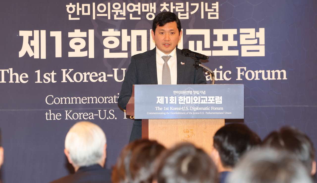 Kevin Kim, Charge d’Affaires ad interim at the US Embassy to South Korea, delivers a keynote speech at the first Korea-US Diplomatic Forum, which marked the launch of the Korea-US Parliament Union, at Lotte Hotel in central Seoul on Thursday. (Yonhap)