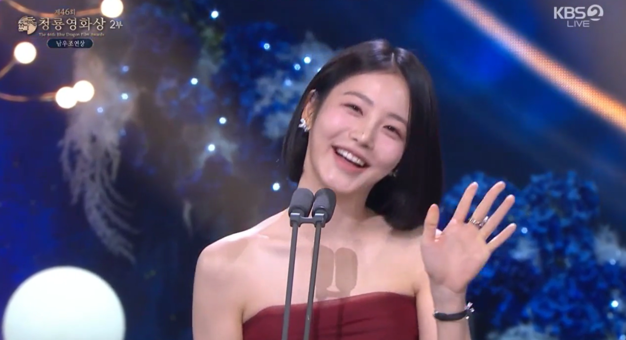 Shin Ye-eun poses during a presentation segment at the 46th Blue Dragon Film Awards ceremony at KBS Hall in Yeouido, Seoul, Wednesday. (Screen capture from KBS broadcast)