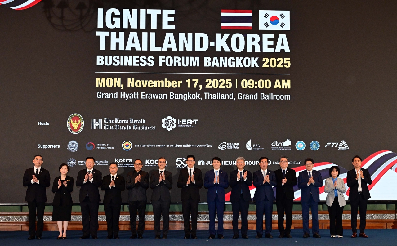 Key attendees pose onstage during the Ignite Thailand–Korea Business Forum 2025 held in Bangkok, Monday. From left: Korkij Danchaivichit, deputy secretary general of the EEC; Chotima Iemsawasdikul, director general of the Thai Department of Trade Negotiations; Yuthasak Supasorn, chairman of IEAT; Narit Therdsteerasukdi, secretary general of the BOI; Tanee Sangrat, the Thai ambassador to South Korea; Karn Karuhadej, economic adviser to the Thai Foreign Ministry; Ekniti Nitithanprapas, Thai deputy prime minister; Lee Hack-young, South Korean National Assembly deputy speaker; Jung Won-ju, chairman of the Herald Media Group and Daewoo E&C; Maeng Sung-kyu, chair of the National Assembly's National Land, Infrastructure and Transport Committee; Park Yong-min, South Korean ambassador to Thailand; Herald Media Group CEO Choi Jin-young; Kwon Hye-jin, deputy minister for trade negotiations at Korea’s Trade Ministry; and Lee Yong-min, chairman of the Korean-Thai Chamber of Commerce. (Park Hae-mook/The Korea Herald)