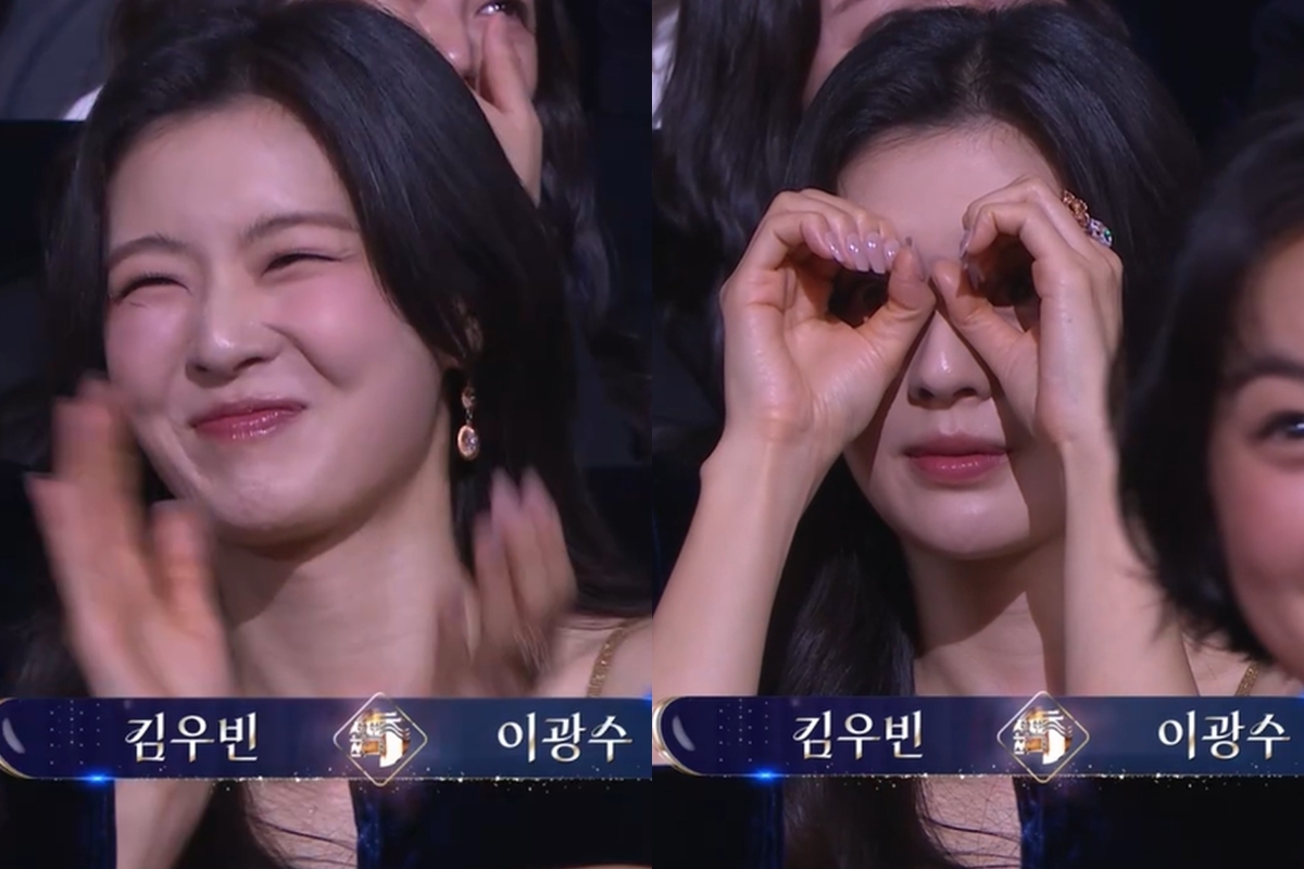 Lee Sun-bin reacts to her boyfriend Lee Kwang-soo's appearance on stage at the 46th Blue Dragon Film Awards ceremony at KBS Hall in Yeouido, Seoul, Wednesday. (Screen capture from KBS broadcast)