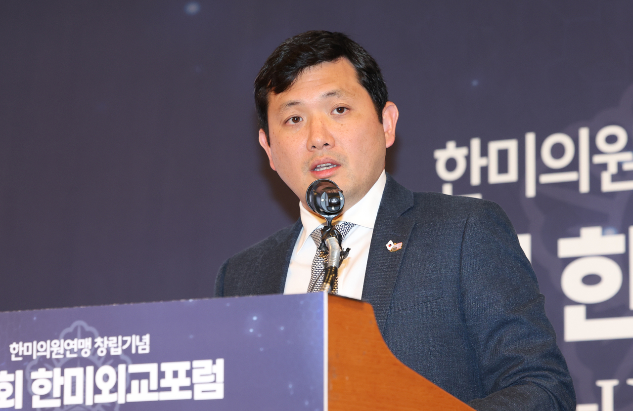 Kevin Kim, Charge d’Affaires ad interim at the US Embassy to South Korea, delivers a keynote speech at the first Korea-US Diplomatic Forum, which marked the launch of the Korea-US Parliament Union, at Lotte Hotel in central Seoul on Thursday. (Yonhap)