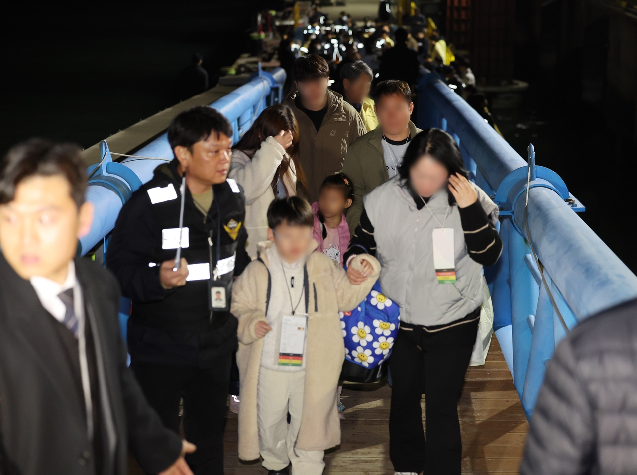 By 11:27 p.m., all passengers and crew were safely disembarked in Mokpo, South Jeolla Province. (Yonhap)